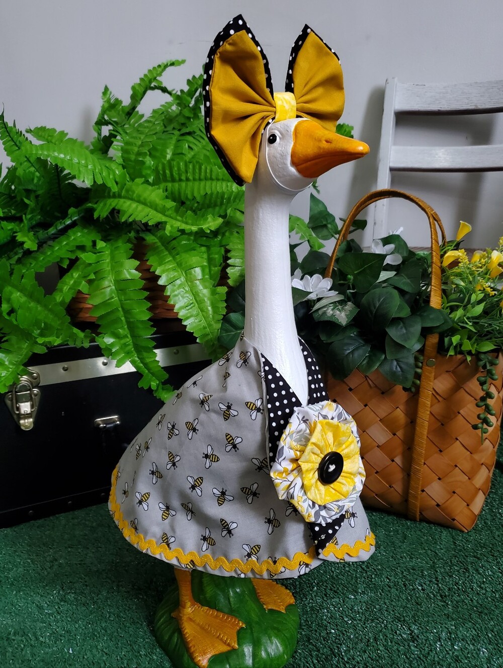 Porch Goose Outfit & Bow Set Bee Print
